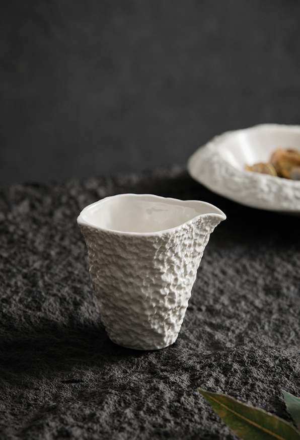 Textured Rock-Style Ceramic Sauce Cup – White Pouring Jug for Gravy, Milk or Coffee
