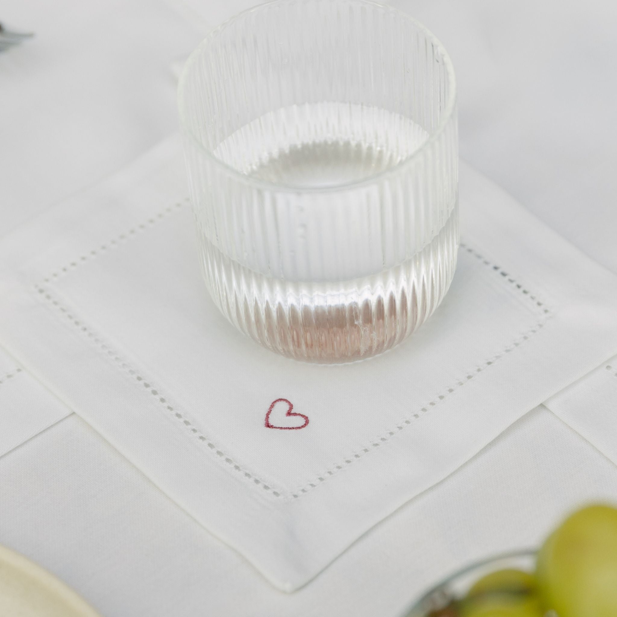 Mafra cotton table linen with embroidered hearts
